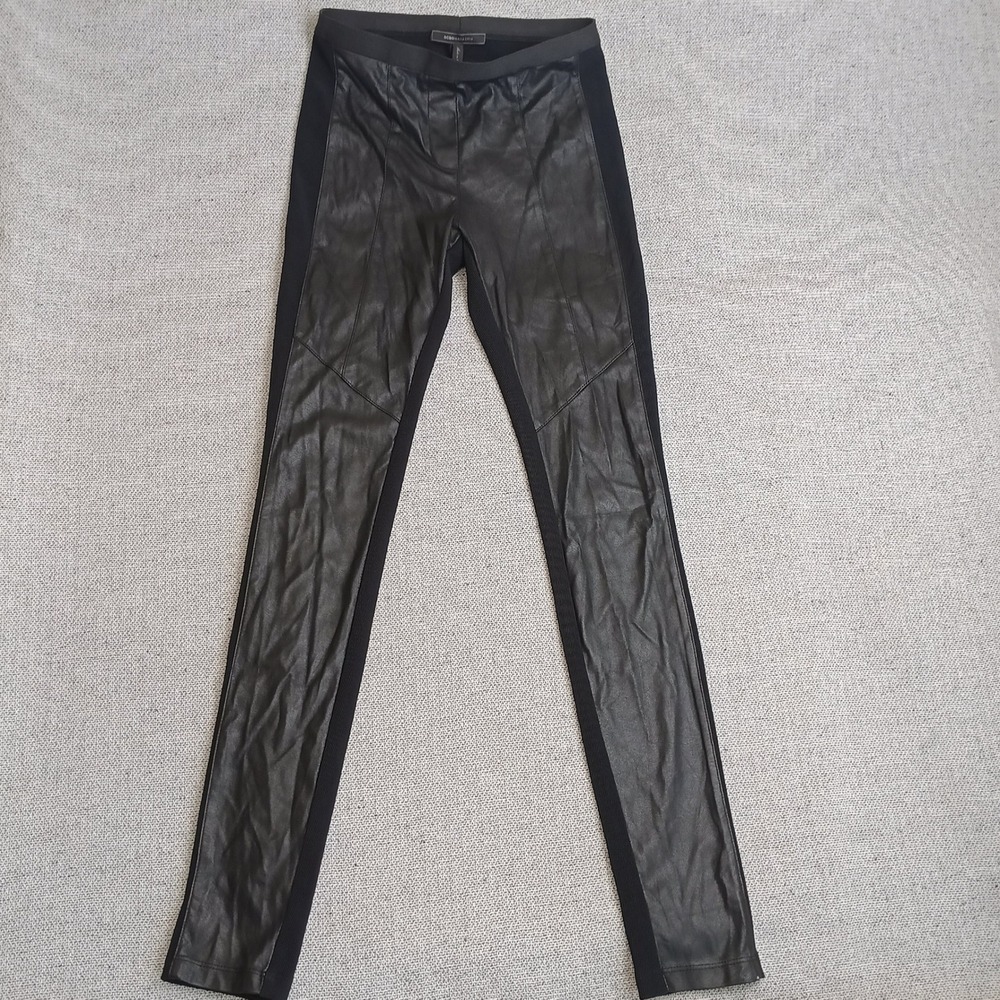 BCBGMAXAZRIA Faux Leather Leggings Womens XS Black Excellent Ribbed Paneled Moto